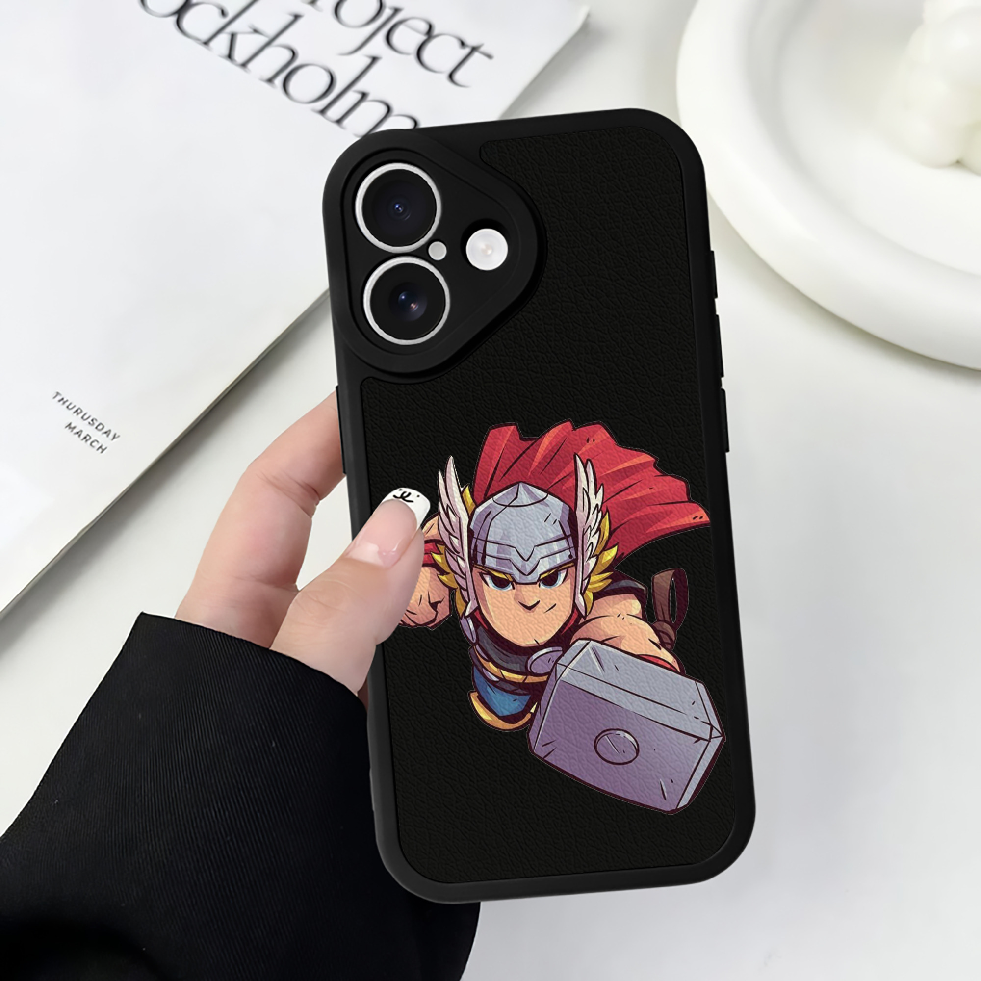 （画像用） アベンジャーズ The Avengers 【iPhone 16シリーズ対応】シリコンスマホケース（レザー調） 材質：シリコン